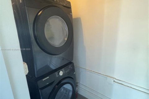 Снять в аренду виллу или дом в Майами, Флорида 2 спальни, 88.26м2, № 1971169 - фото 10