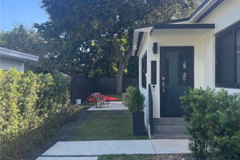 Снять в аренду виллу или дом в Майами, Флорида 2 спальни, 88.26м2, № 1971169 - фото 2