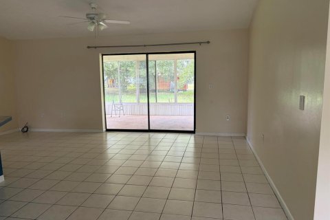 House in Sebring, Florida 3 bedrooms, 139.35 sq.m. № 2272379 - photo 2