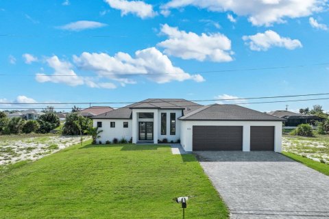 House in Cape Coral, Florida 4 bedrooms, 205.04 sq.m. № 2188034 - photo 2