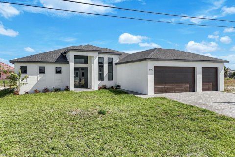 House in Cape Coral, Florida 4 bedrooms, 205.04 sq.m. № 2188034 - photo 27