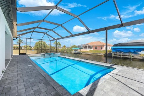 House in Cape Coral, Florida 4 bedrooms, 205.04 sq.m. № 2188034 - photo 25