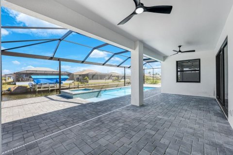 House in Cape Coral, Florida 4 bedrooms, 205.04 sq.m. № 2188034 - photo 22
