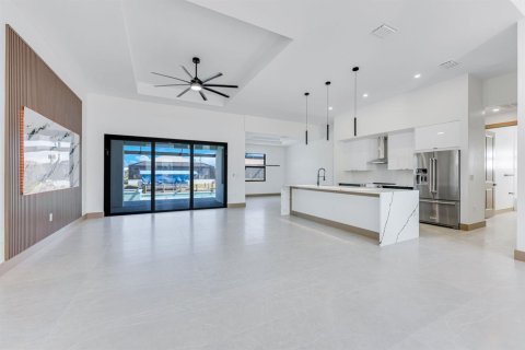 House in Cape Coral, Florida 4 bedrooms, 205.04 sq.m. № 2188034 - photo 6