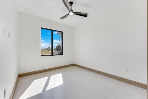 House in Cape Coral, Florida 4 bedrooms, 205.04 sq.m. № 2188034 - photo 15