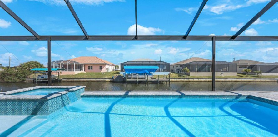 House in Cape Coral, Florida 4 bedrooms, 205.04 sq.m. № 2188034