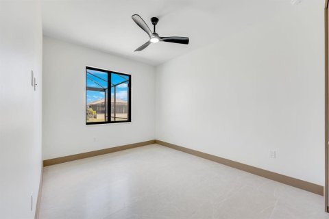 House in Cape Coral, Florida 4 bedrooms, 205.04 sq.m. № 2188034 - photo 17