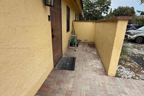 Casa en alquiler en Deerfield Beach, Florida, 3 dormitorios, 106.65 m2 № 2026076 - foto 2