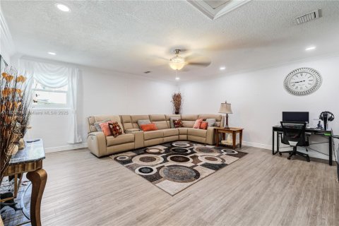 House in Pembroke Pines, Florida 4 bedrooms, 173.26 sq.m. № 1788429 - photo 13