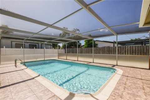House in Pembroke Pines, Florida 4 bedrooms, 173.26 sq.m. № 1788429 - photo 4