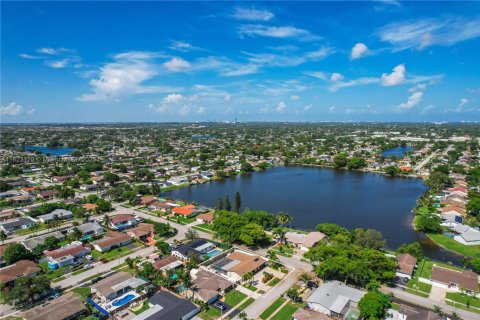 House in Pembroke Pines, Florida 4 bedrooms, 173.26 sq.m. № 1788429 - photo 17