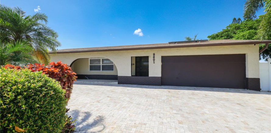 House in Pembroke Pines, Florida 4 bedrooms, 173.26 sq.m. № 1788429