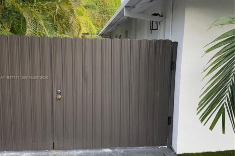 Immobilier commercial à louer à Miami, Floride: 1 chambre, 182.83 m2 № 2000956 - photo 2