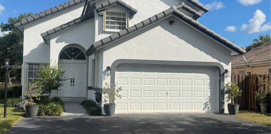 House in Miami, Florida 3 bedrooms, 160.72 sq.m. № 1997394