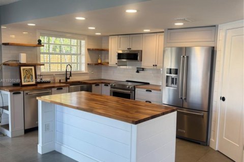 House in Miami, Florida 3 bedrooms, 160.72 sq.m. № 1997394 - photo 10