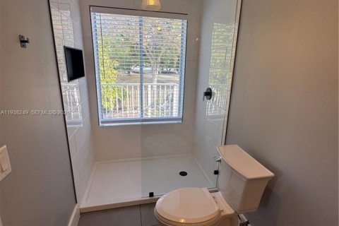 House in Miami, Florida 3 bedrooms, 160.72 sq.m. № 1997394 - photo 29