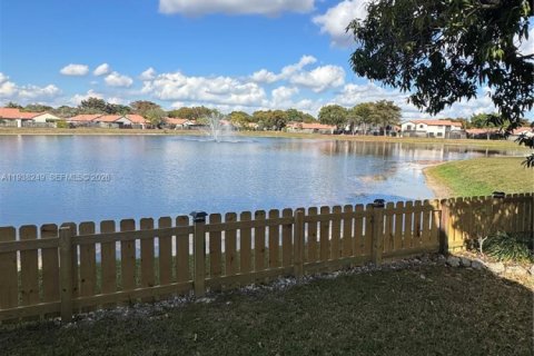 House in Miami, Florida 3 bedrooms, 160.72 sq.m. № 1997394 - photo 8