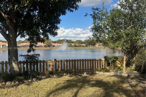 House in Miami, Florida 3 bedrooms, 160.72 sq.m. № 1997394 - photo 6