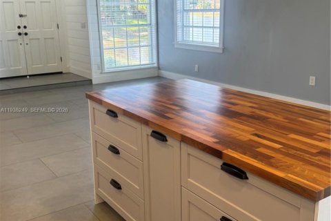 House in Miami, Florida 3 bedrooms, 160.72 sq.m. № 1997394 - photo 13