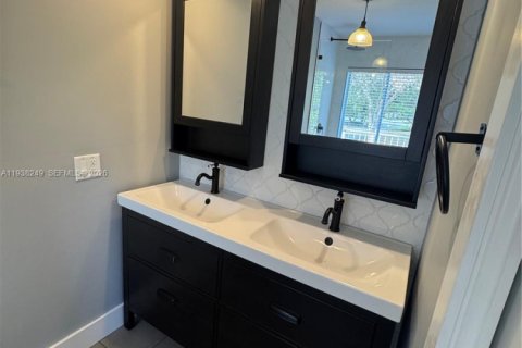 House in Miami, Florida 3 bedrooms, 160.72 sq.m. № 1997394 - photo 28