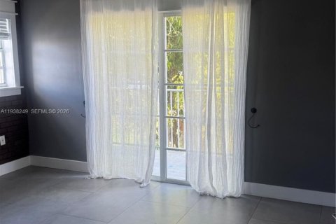 House in Miami, Florida 3 bedrooms, 160.72 sq.m. № 1997394 - photo 26