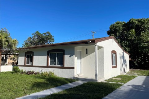 House in Opa-locka, Florida 3 bedrooms, 120.03 sq.m. № 2086430