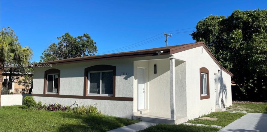 House in Opa-locka, Florida 3 bedrooms, 120.03 sq.m. № 2086430