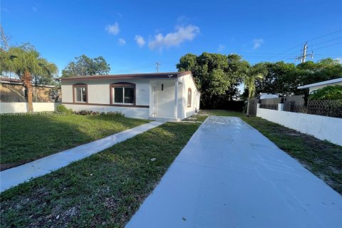 House in Opa-locka, Florida 3 bedrooms, 120.03 sq.m. № 2086430 - photo 3