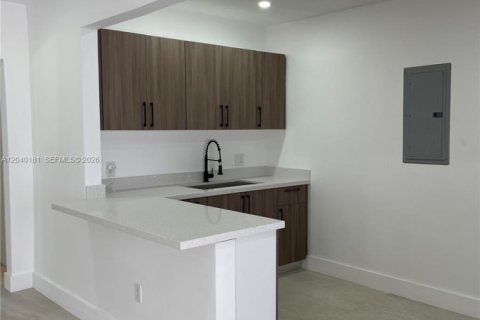 House in Opa-locka, Florida 3 bedrooms, 120.03 sq.m. № 2086430 - photo 6