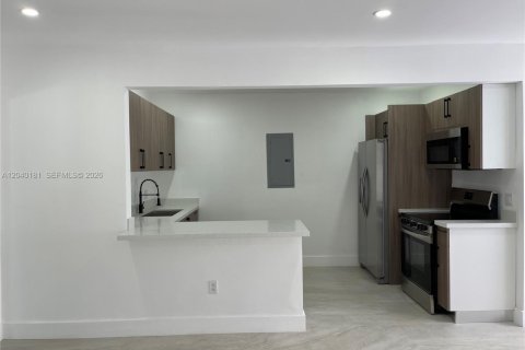 House in Opa-locka, Florida 3 bedrooms, 120.03 sq.m. № 2086430 - photo 4