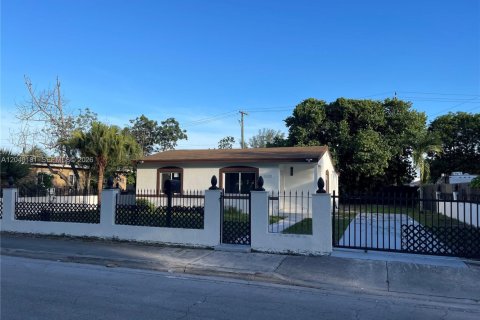House in Opa-locka, Florida 3 bedrooms, 120.03 sq.m. № 2086430 - photo 2