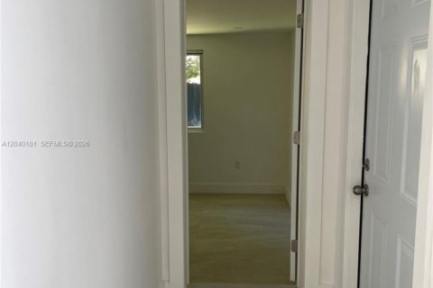 House in Opa-locka, Florida 3 bedrooms, 120.03 sq.m. № 2086430 - photo 11