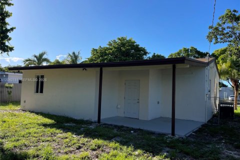 House in Opa-locka, Florida 3 bedrooms, 120.03 sq.m. № 2086430 - photo 25
