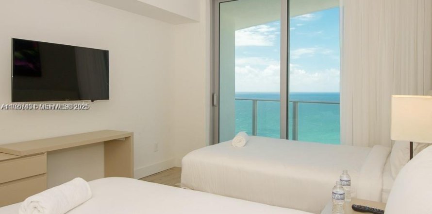 Кондоминиум с 2 спальнями в Холливуд, Флорида № 2034425