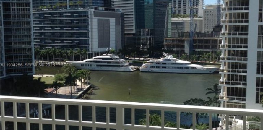 Кондоминиум с 3 спальнями в Майами, Флорида № 1992472