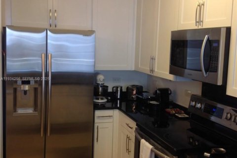 Снять в аренду кондоминиум в Майами, Флорида 3 спальни, 138.7м2, № 1992472 - фото 7