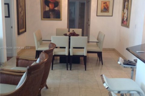Снять в аренду кондоминиум в Майами, Флорида 3 спальни, 138.7м2, № 1992472 - фото 2