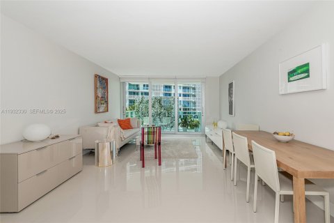 Condominio en venta en Miami Beach, Florida, 1 dormitorio, 79.15 m2 № 1990621 - foto 2