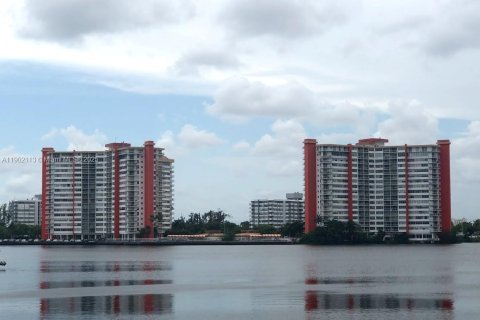 Condo in Miami, Florida, 1 bedroom  № 1953533 - photo 1