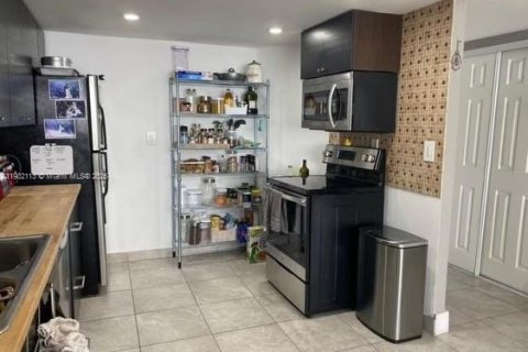 Condo in Miami, Florida, 1 bedroom  № 1953533 - photo 7
