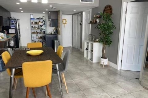 Condo in Miami, Florida, 1 bedroom  № 1953533 - photo 9