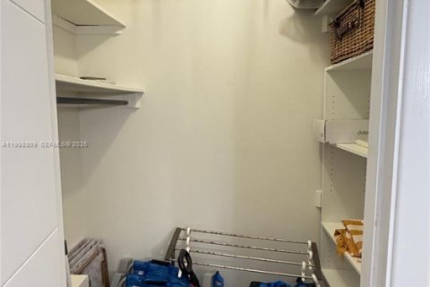 Condo in Hallandale Beach, Florida, 1 bedroom  № 2060910 - photo 16