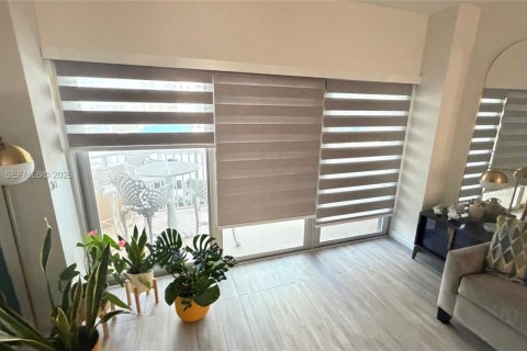 Condo in Hallandale Beach, Florida, 1 bedroom  № 2060910 - photo 9