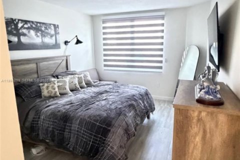 Condo in Hallandale Beach, Florida, 1 bedroom  № 2060910 - photo 13