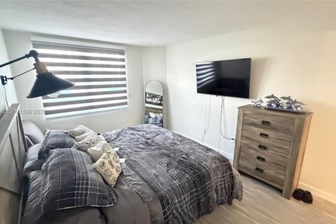 Condo in Hallandale Beach, Florida, 1 bedroom  № 2060910 - photo 12