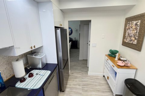 Condo in Hallandale Beach, Florida, 1 bedroom  № 2060910 - photo 6