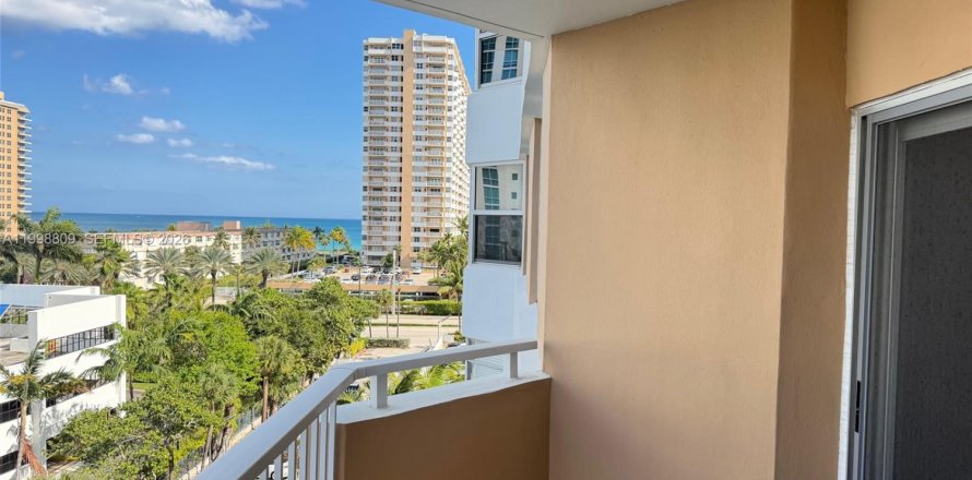 Condo in Hallandale Beach, Florida, 1 bedroom  № 2060910