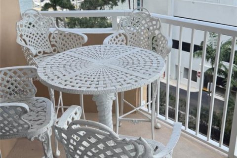 Condo in Hallandale Beach, Florida, 1 bedroom  № 2060910 - photo 2
