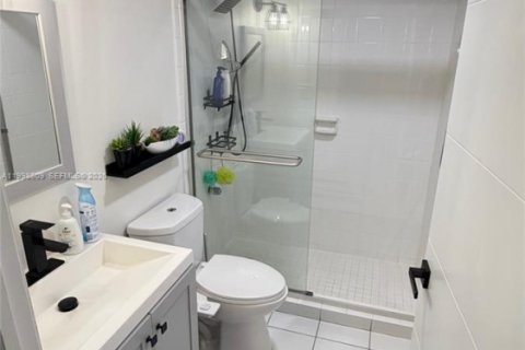 Condo in Hallandale Beach, Florida, 1 bedroom  № 2060910 - photo 15