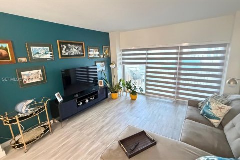 Condo in Hallandale Beach, Florida, 1 bedroom  № 2060910 - photo 11